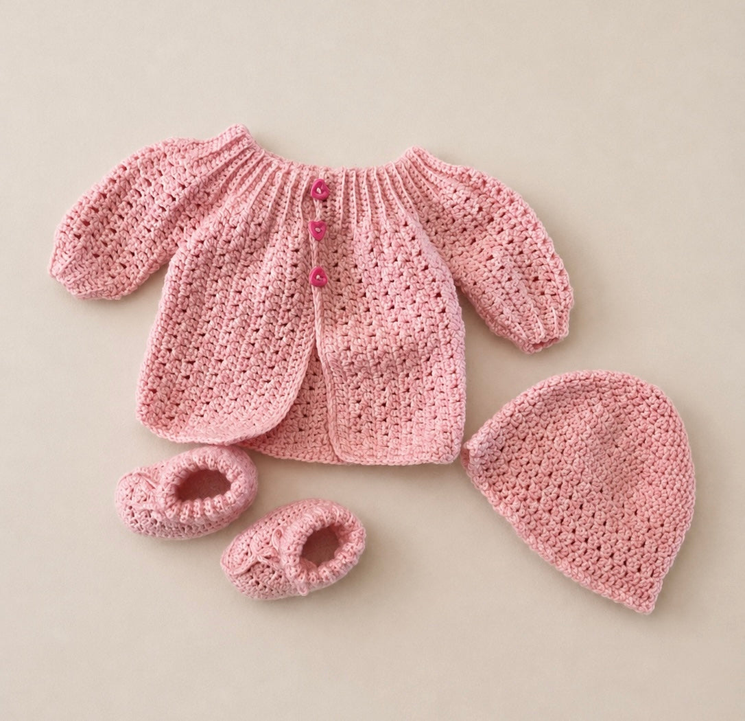 Ensemble de naissance : bonnet: brassière et chaussons