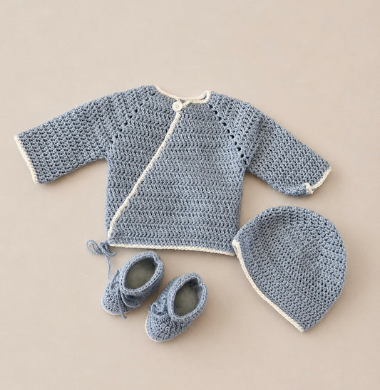 Ensemble de naissance : brassière, bonnet et chaussons