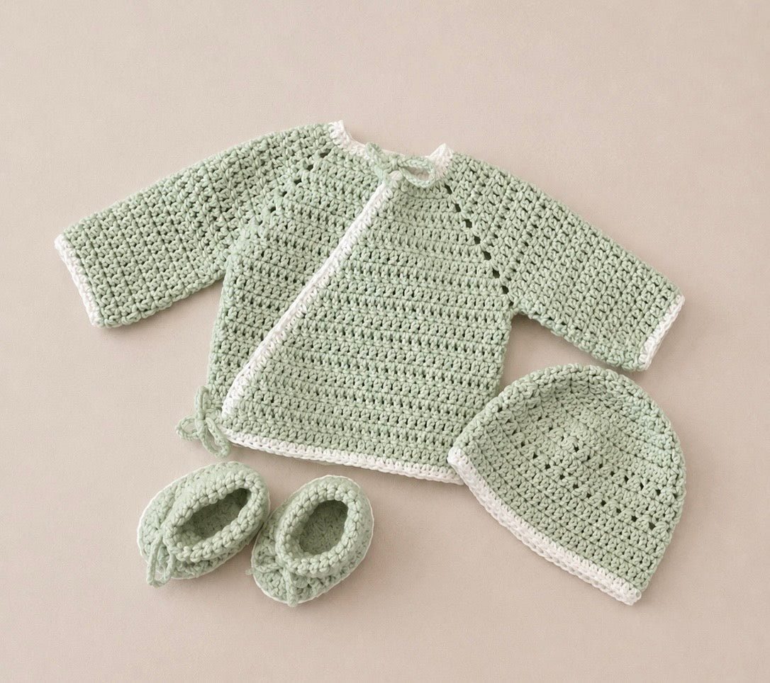 Ensemble de naissance : brassière, bonnet, chaussons