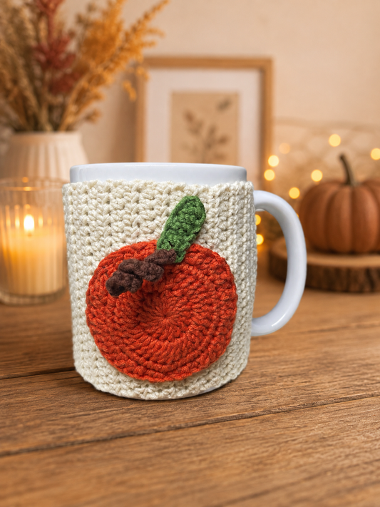 Tasse avec pull crocheté citrouille